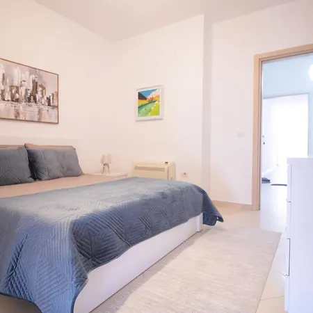 Central Durres Apartment شقة *