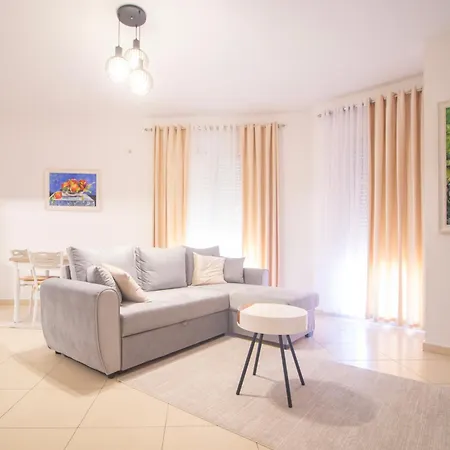 Central Durres Apartment شقة دراس