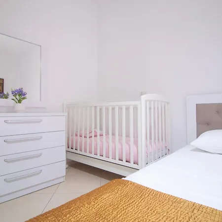 Central Durres Apartment Apartmán *